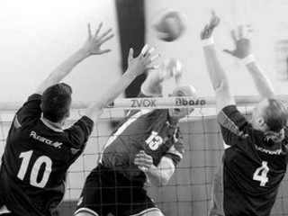 Andrej Barbierik (uprostred) smečuje cez dvojicu hráčov VKP Bratislava Andreja Patúca (vľavo) a Robina Pěluchu vo štvrtom finálovom zápase volejbalovej extraligy.