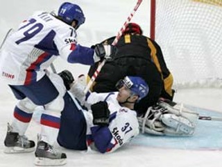 Marek Uram (vľavo) blahoželá k druhému gólu v nemeckej sieti Petrovi Podhradskému. Zo stretnutia Slovensko – Nemecko 5:1.