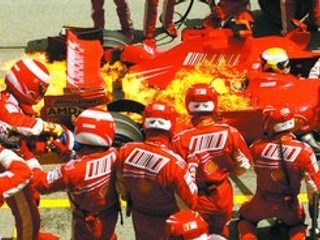 Horiace zvyšky paliva našťastie rýchlo zhasli a Brazílčan Massa si postrážil víťazstvo.