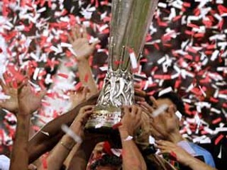 Takto sa pred rokom tešili hráči FC Sevilla z víťazstva v Pohári UEFA, keď v eindhovenskom finále zdolali FC Middlesbrough. Dnes majú v Glasgowe šancu titul obhájiť.