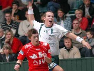 Miloslav Krahulík nezabránil Martinovi Mokrišovi pridat další gól Tatrana. Z novembrového súboja v základnej časti Tatran Prešov - Považská Bystrica 35:29.