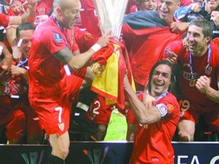 Futbalisti FC Sevilla s Pohárom UEFA, ktorý získali v Glasgowe po víťazstve nad Espanyolom na pokutové kopy.