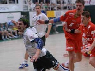 Peter Dudáš (vľavo) strieľa jeden zo svojich šiestich gólov do siete Považskej Bystrice. Miloslav Kra­hulík (č.5) ani Ľubomír Ďuriš (vpravo) mu už v tom nestihli zabrániť. Z prvého finále hádzanárskej extraligy mužov Prešov – Považská Bystrica 39:36 po pr