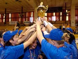 Hádzanárky Iuventy Michalovce s trofejou pre majstra Slovenska.