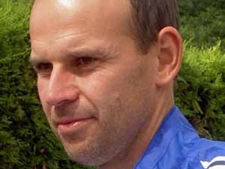 Slovenský tréner brankárov v Racingu Štrasburg Alexander Vencel (na snímke) dostane po každom zápase rituálny bozk od trénera Jeana–Pierra Papina.