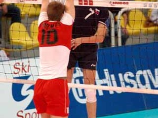 Súboj Slovenska s Dánskom vo vlaňajšej úspešnej kvalifikácii o postup na ME. Smečuje František Ogurčák.