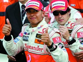 Víťazné duo Španiel Fernando Alonso (vpravo) a Brit Lewis Hamilton zo stajne McLaren–Mercedes.