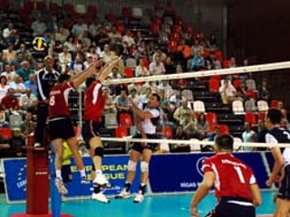 Martin Sopko smečuje proti dvojbloku Lotyšov. Záber je z úvodného zápasu Slovenska v Európskej lige v lotyšskej Valmiere .