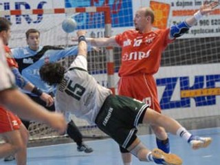 Prešovčan Peter Dudáš strieľa cez Václava Straku (vpravo) na brankára Ľuba Drápala. Zo 4. finálového duelu Považská Bystrica – Prešov 34:30 po predĺžení.