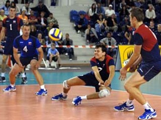 Obranný zákrok Ogurčáka sledujú Hupka (vpravo), Pipa (č. 4) a Bartík. Z prvého stretnutia Slovensko - Rumunsko v Poprade.