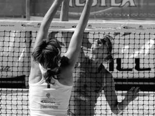 Smečuje Gabriela Tomašeková. Fotografia je z minulého ročníka