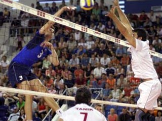 Emanuel Kohút (vľavo) útočí proti tureckému jednobloku. Zo zápasu Európskej ligy Slovensko - Turecko v Poprade.