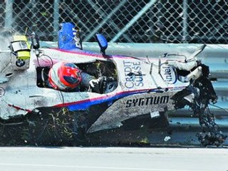 Poľský jazdec formuly 1 Robert Kubica mal s vozidlom BMW Sauber na nedeľňajšej Veľkej cene Kanady ťažkú haváriu a na druhý deň už odchádzal z nemocnice (na snímke dolu) v Montreale k svojmu tímu, aby sa pripravil na nadchádzajúcu Grand Prix USA v Indiana­