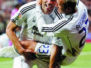 Dve opory Realu Madrid vo finiši Primera Division. Strelec Ruud Van Nistelrooy (vľavo) z Holandska a anglický supernahrávač David Beckham.