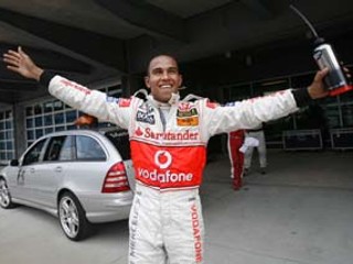 Britský jazdec Lewis Hamilton z tímu McLaren vyhral v sobotu kvalifikáciu a vo včerajšej Veľkej cene USA formuly 1 v Indianapolise odštartoval z vedúcej pozície (preteky sa skončili po uzávierke tohto vydania).
