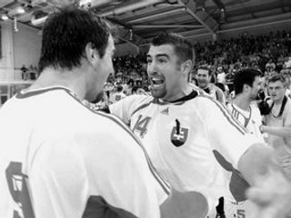 Sme tam – teší sa bombardér Grasshoppersu Zürich Daniel Valo (vľavo) s pivotom francúzskeho Ivry Andrejom Petrom (14). Za ním sa smeje brankár Richard Štochl, vpravo je František Šulc. Slováci zdolali v odvete Ukrajinu vysoko 35:19 a postúpili na januárov