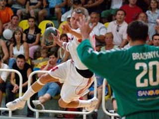 Slovenskí hádzanári si vybojovali miestenku na ME, keď v zápase o postup s Ukrajinou vyhrali jasne 35:19. Na snímke strieľa Martin Stráňovský na brankára Vadima Bražnika.