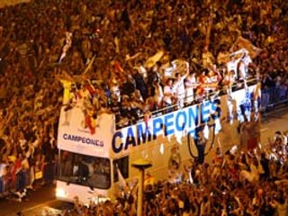 Futbalisti Realu Madrid v uliciach mesta po zisku majstrovského titulu. V otvorenom autobuse sa presunuli k tradičnému miestu klubových osláv – fontáne Cibeles, kde sa zišlo okolo 200–tisíc fanú­šikov bieleho baletu.