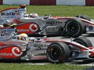 Majstrovstvá sveta formuly 1 sa v tejto sezóne zmenili na súboj jazdcov tímu McLaren Lewisa Hamiltona z V. Británie (v popredí) s obhajcom titulu Fernandom Alonsom (Španielsko). Po siedmich pretekoch má 10-bodový náskok britský nováčik.