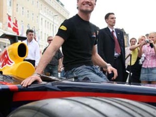 David Coulthard ešte pred podvečernou búrkou zapózoval včera v Bratislave na Hviezdoslavovom námestí s monopostom Red Bull fotografom i okoloidúcim, rozdával podpisy. Dnes sa predvedie exhibičnou jazdou so štartom i cieľom pri severnom portáli tunela Siti
