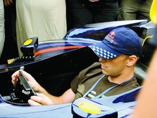 Marián si vyskúšal pozíciu jazdca za volantom formuly 1, ale len na na mieste.