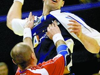 Ján Kolesár sa márne snaží zabrániť v streľbe Francúzovi Nikolovi Karabatičovi. Z premiérového stretnutia Slovákov na hádzanárskych ME 2006 v Bazileji. Francúzom podľahli vysoko 21:35.