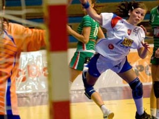 Selma Blažeková strieľa gól Bulharkám.