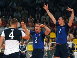 Kapitán tímu Michal Masný (č. 2) prišiel v sobotňajšom zápase proti Rumunsku na ihrisko ako striedajúci hráč a podstatnou mierou sa zaslúžil o obrat. Vľavo je libero Martin Pipa.