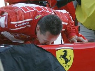Michael Schumacher bozkáva svoj monopost po pretekoch, ktorými mal ukončiť svoju kariéru.