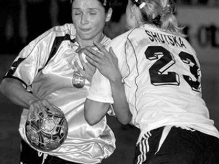 Petra Beňušková (vľavo) by mala byť na kvalifikačnom turnaji v Bielorusku o postup na MS 2007 tvorkyňou našej hry. Na snímke bojuje s Ukrajinkou Irinou Šutskou o postup na decembrové ME.