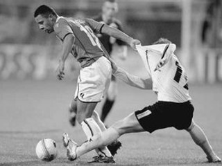 Moussa Dembele (vľavo) z Alkmaaru v súboji s Petrom Šinglárom z Liberca. Alkmaar remizoval s Libercom 2:2.