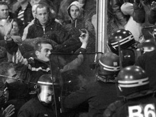 Francúzska polícia zasiahla proti chuligánom Feyenoordu Rotterdam aj slzným plynom. Zatkla päť výtržníkov.