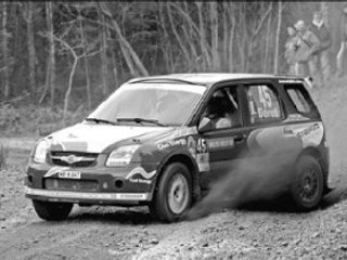 Slovenský jazdec Jozef Béreš jr. so spolujazdcom Petrom Starým na trati záverečnej rely MS vo Walese. V celkovom hodnotení svetového šampionátu obsadili v juniorskej kategórii šieste miesto.FOTO PRE SME - STYLLEX MEDIA TEAM