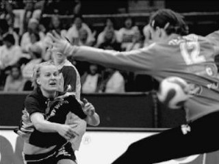 Nemka Nina Woerzová (vľavo) strieľa proti Slovinke Sergeji Stefanisinovej (vpravo) v zápase B-skupiny ME v hádzanej žien.