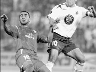 Shay Abutbul (vľavo) z Hapoel Tel Aviv bojuje o loptu s Marekom Kuličom. Mladá Boleslav síce v Tel Avive remizovala 1:1, ale do tretieho kola Pohára UEFA nepostúpila.