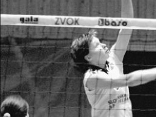 Nahrávačka Ivana Zburová (vo výskoku) bola vyhodnotená ako najlepšia hráčka Slávie UK SLSP Bratislava na turnaji základnej fázy Top Teams Cupu v Engelholme.