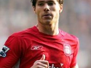 Xabi Alonso, jeden z obľúbencov liverpoolskeho manažéra Rafaela Beníteza zaujíma Atlético Madrid