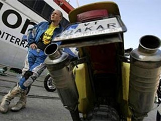 Jaroslav Katriňák opretý o svoju motorku po druhej etape v španielskej Malage.