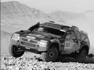 Španiel Carlos Sainz na svojom Volkswagene je po štyroch etapách na 1. mieste.