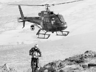 Francúz Cyril Despres na KTM na trati Rely Dakar medzi Atarom a Tichitom.