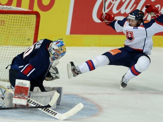 Slovák Radoslav Tybor (Slovensko) a vpravo Ryan Zapolski (USA) v prvom hokejovom zápase Nemeckého pohára USA - Slovensko.