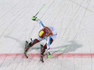 Marcel Hirscher pretína cieľ slalomu v Červenej Poľane. Rakúsky lyžiar sa z deviateho miesta po prvom kole prepracoval na striebornú pozíciu.