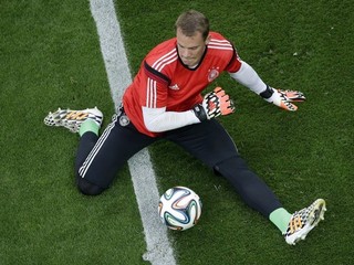 Nemecký brankár Manuel Neuer počas predzápasovej rozcvičky.