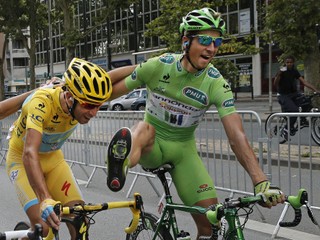 Vincenzo Nibali v žltom a šoumen Peter Sagan v zelenom.