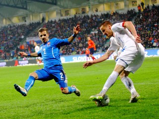 Peter Pekarík sa pokúša zastaviť ofenzívnu akciu českého národného tímu.