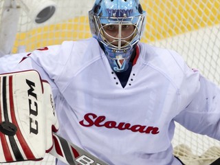 Brankár Slovana Michael Garnett zasahuje vyrážačkou.