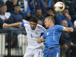 V hlavičkovom súboji bojujú o loptu Stanislav Lobotka (vpravo) a Ioannis Kousoulos.