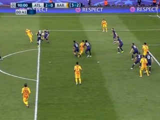 Rozhodca obral Barcelonu o penaltu, ale Iniesta mohol byť vylúčený