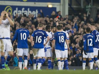 Diego Costa dostáva červenú kartu v pohárovom zápase na ihrisku Evertonu.