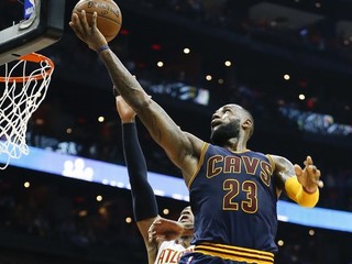 LeBron James skóruje na kôš v zápase na palubovke Atlanty.